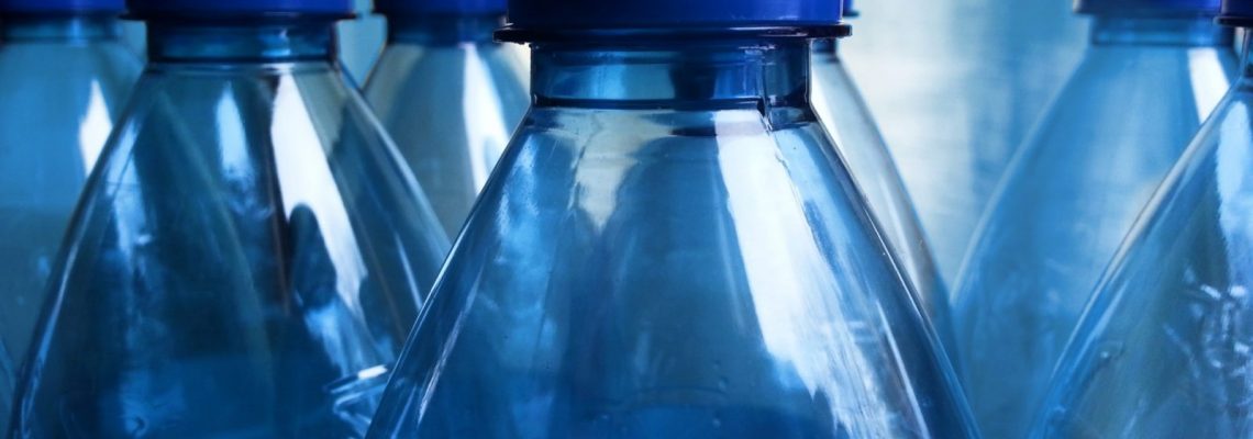 聚合物实验室检测案例研究的图像通过可能的降解阶段量化聚碳酸酯水瓶中双酚A（BPA）的水平。