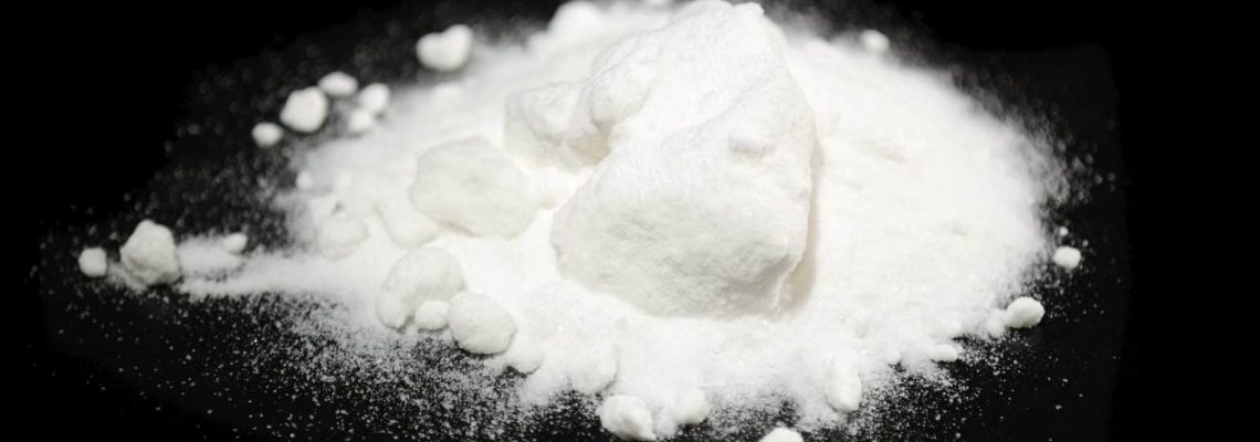 在黑背景的小苏打